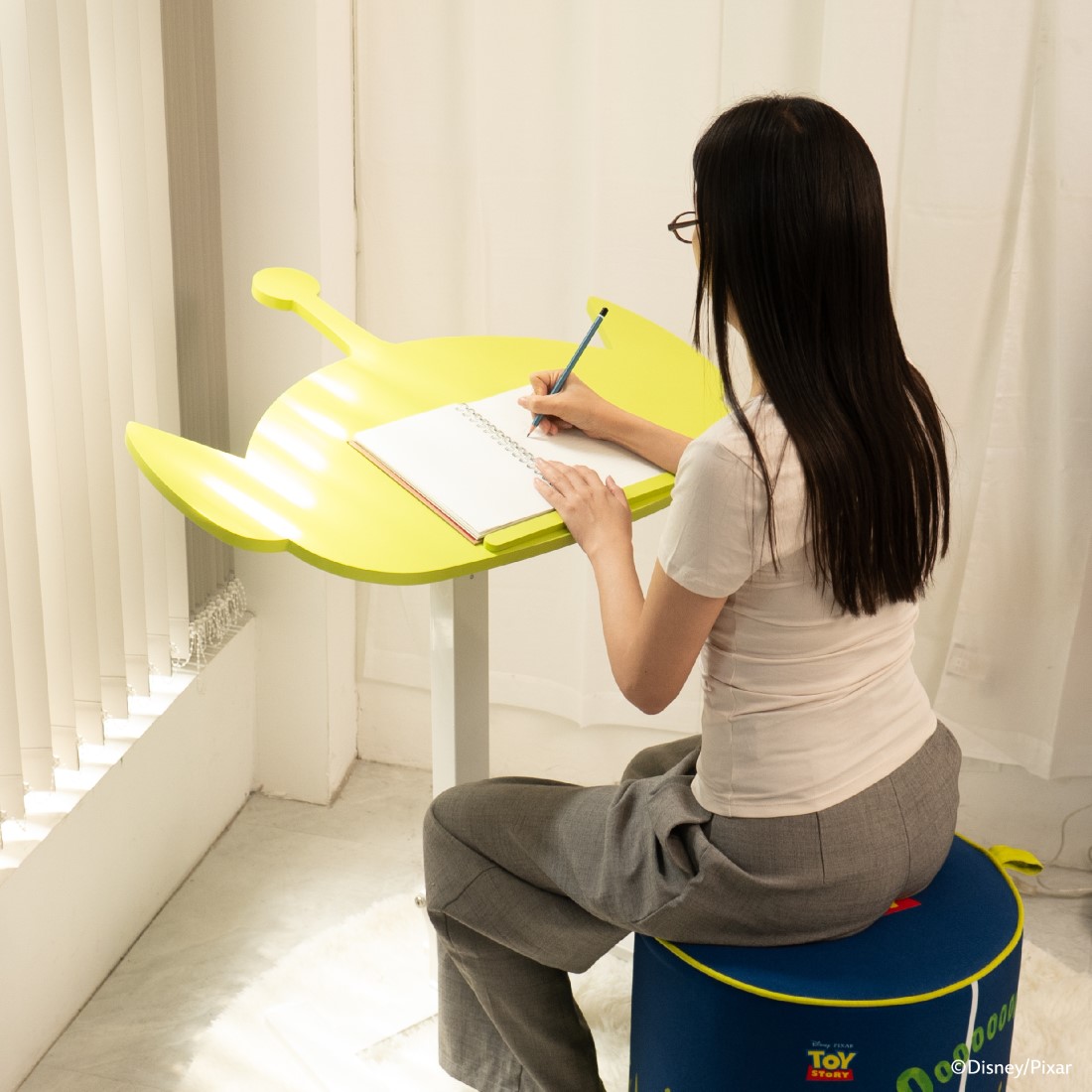โต๊ะปรับระดับ DISNEY รุ่น ALIENS-TOYSTORY  สีเขียว Little Green Men1