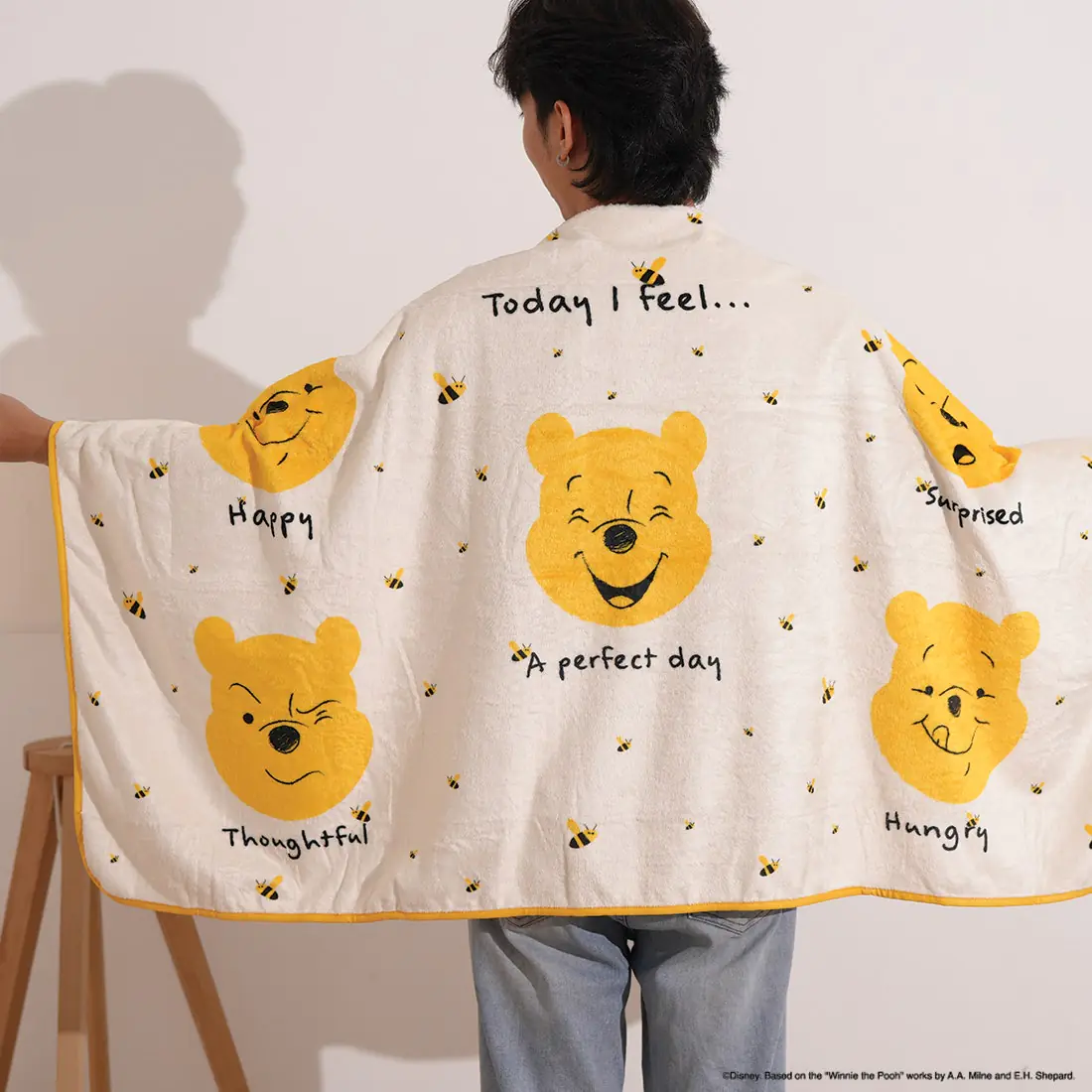 ผ้าห่มคลุมไหล่ DISNEY รุ่น BUZZYBEE POOH&F 01 สีเบจ/เหลือง 01