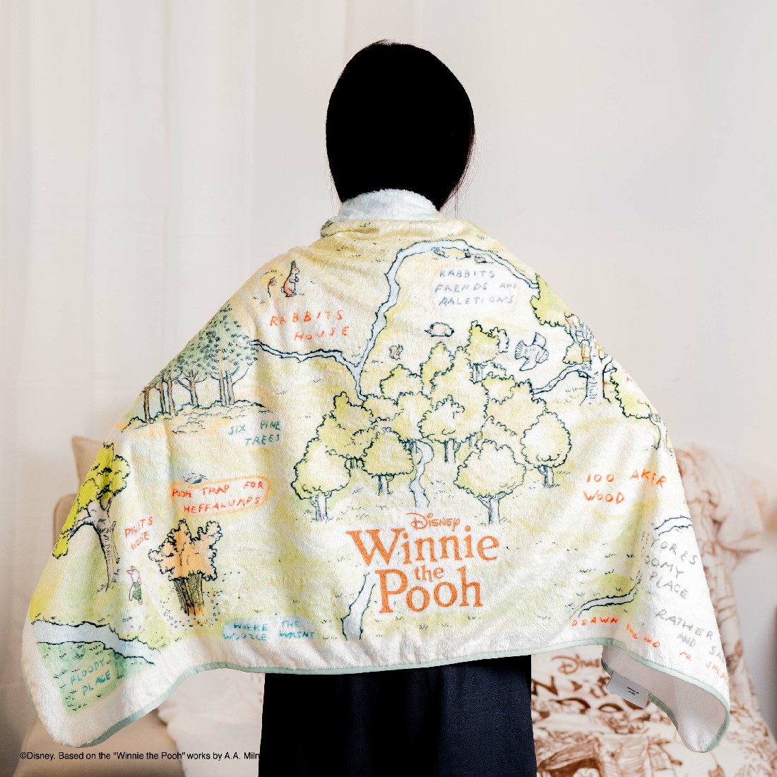 ผ้าคลุมไหล่ DISNEY รุ่น  POOH100YEAR 100ACREWOOD  สี ครีม Honey Meadow1