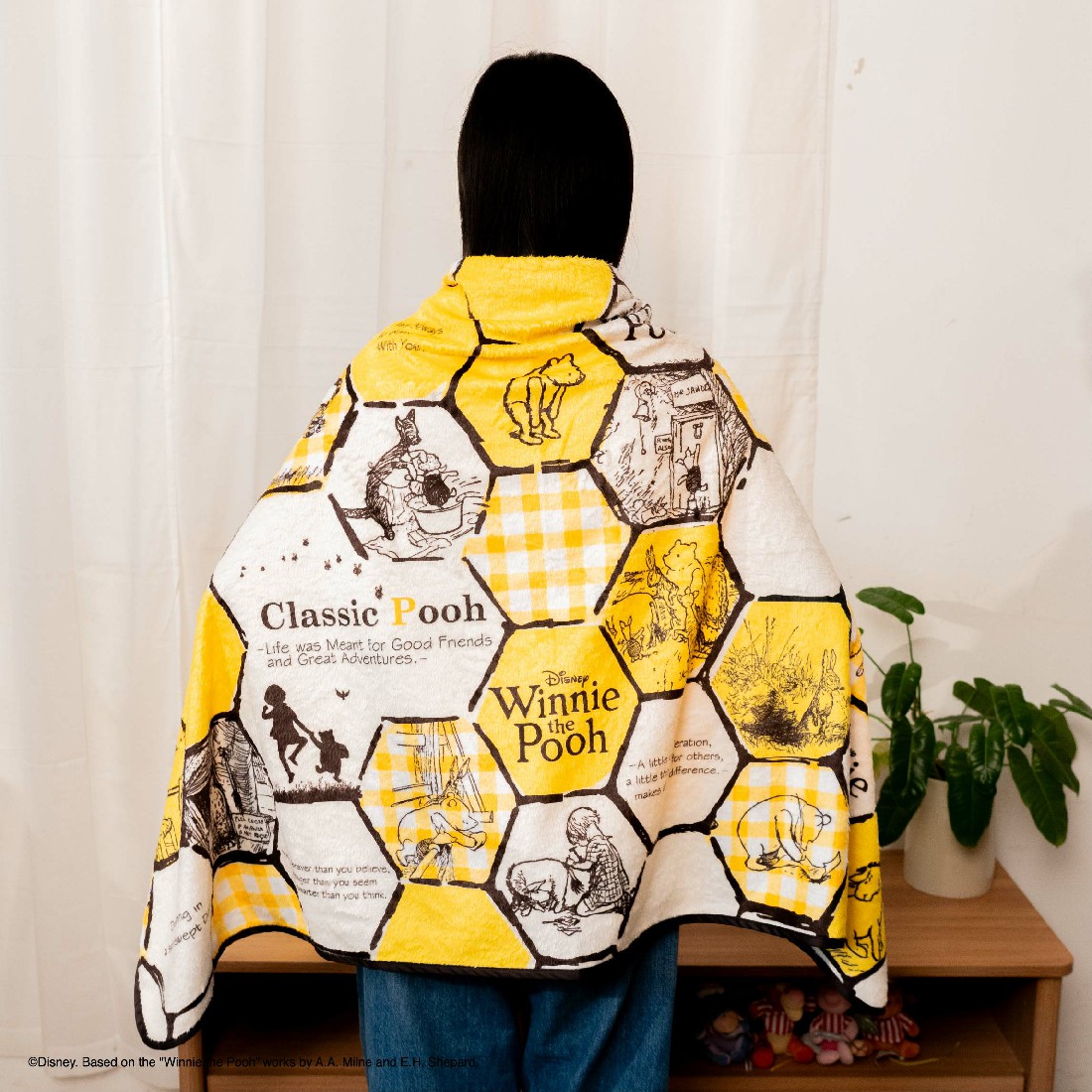 ผ้าคลุมไหล่ DISNEY รุ่น  POOH100YEAR POOH HONEYBOMB  สี ครีม Honeycomb1